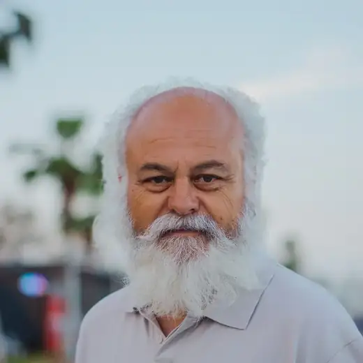 Robert, 64, smiling portrait with white beard